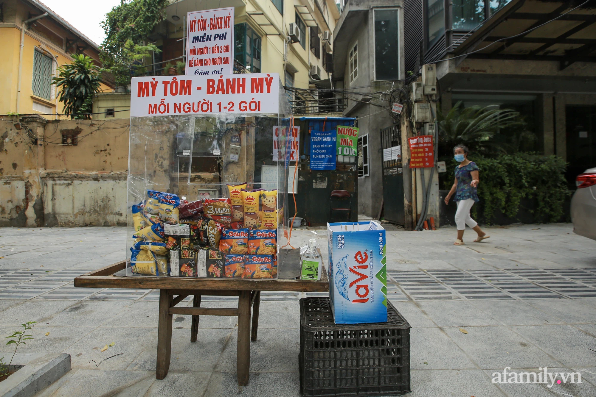 Ấm lòng gói mì tôm, những chiếc bánh mì miễn phí những ngày Hà Nội giãn cách xã hội: &quot;Một hai gói mì tôm trong lúc này không nhiều nhưng đó là tình cảm&quot; - Ảnh 1.