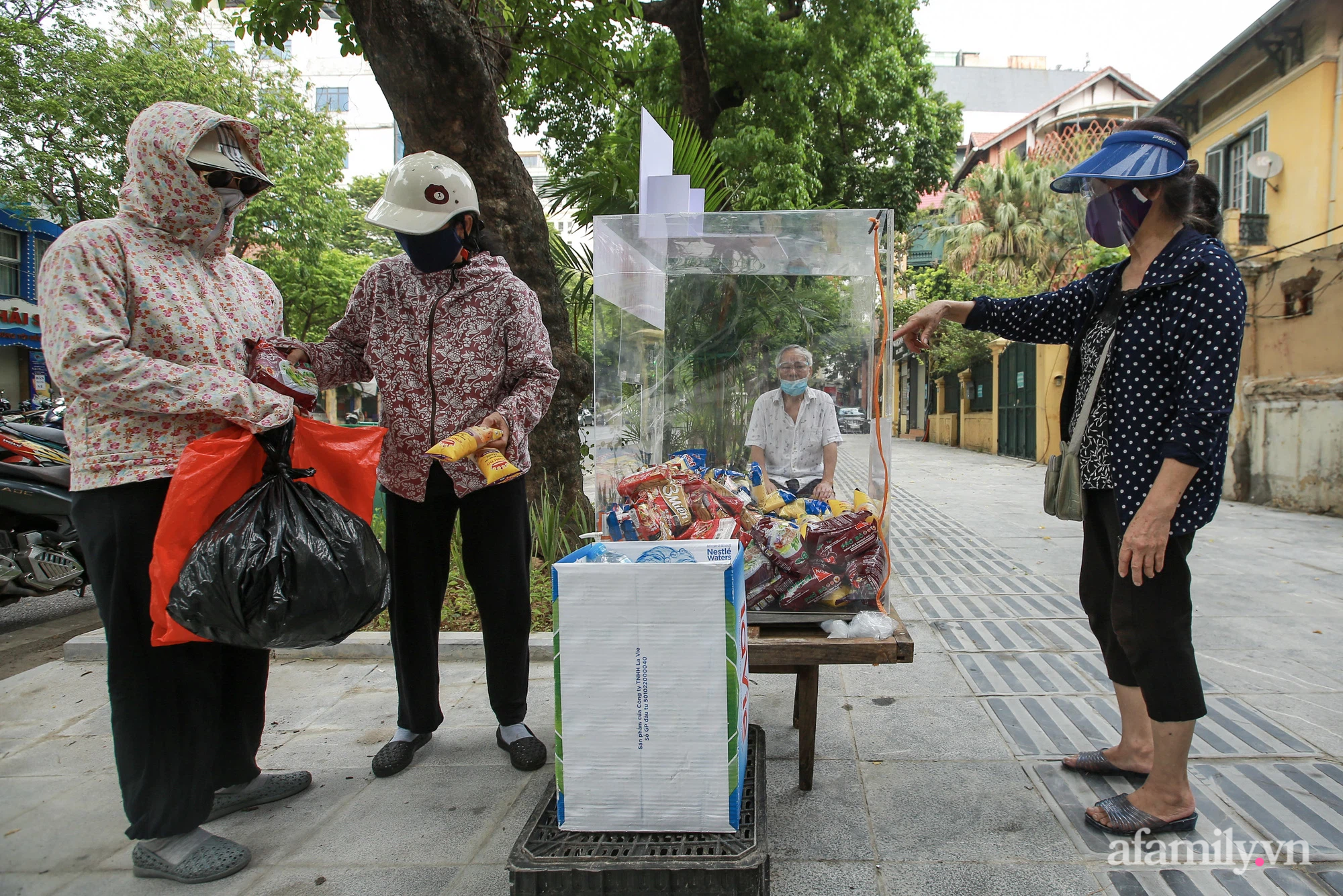 Ấm lòng gói mì tôm, những chiếc bánh mì miễn phí những ngày Hà Nội giãn cách xã hội: &quot;Một hai gói mì tôm trong lúc này không nhiều nhưng đó là tình cảm&quot; - Ảnh 4.