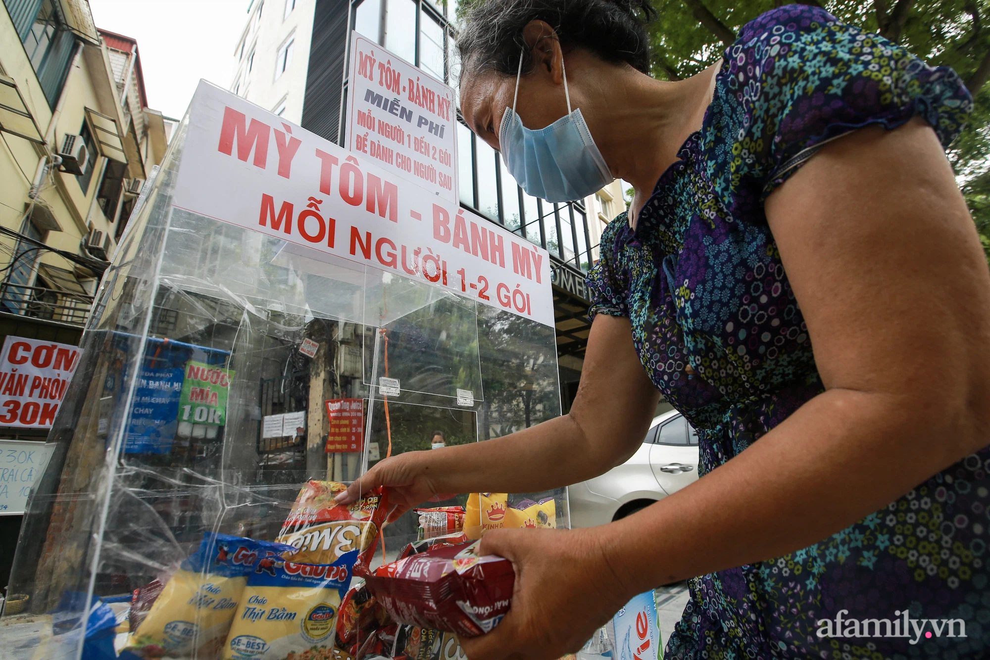 Ấm lòng gói mì tôm, những chiếc bánh mì miễn phí những ngày Hà Nội giãn cách xã hội: &quot;Một hai gói mì tôm trong lúc này không nhiều nhưng đó là tình cảm&quot; - Ảnh 12.