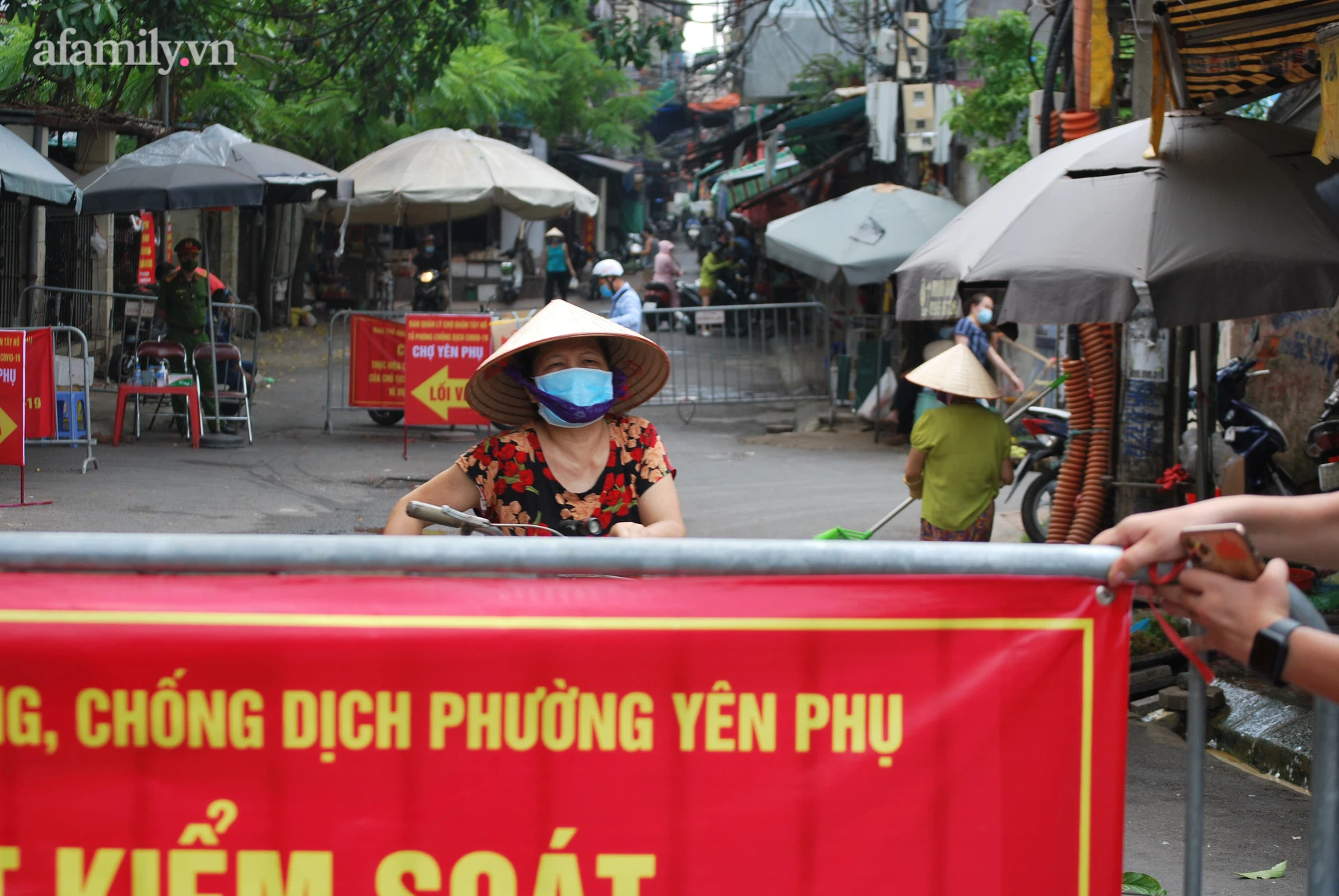 Hàng rào tại chốt kiểm soát dịch chợ Yên Phụ