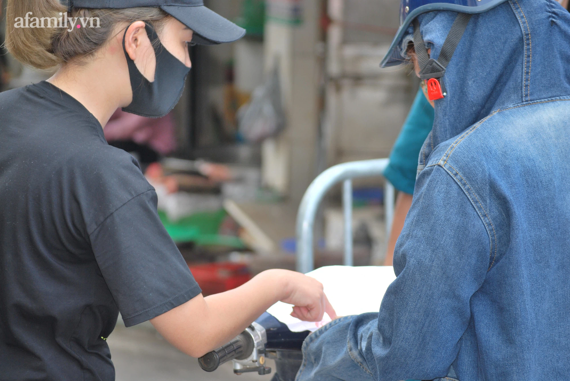 Trước khi đạp rào thông chốt: người đàn ông định đánh nữ chủ tịch hội phụ nữ phường - Ảnh 4.