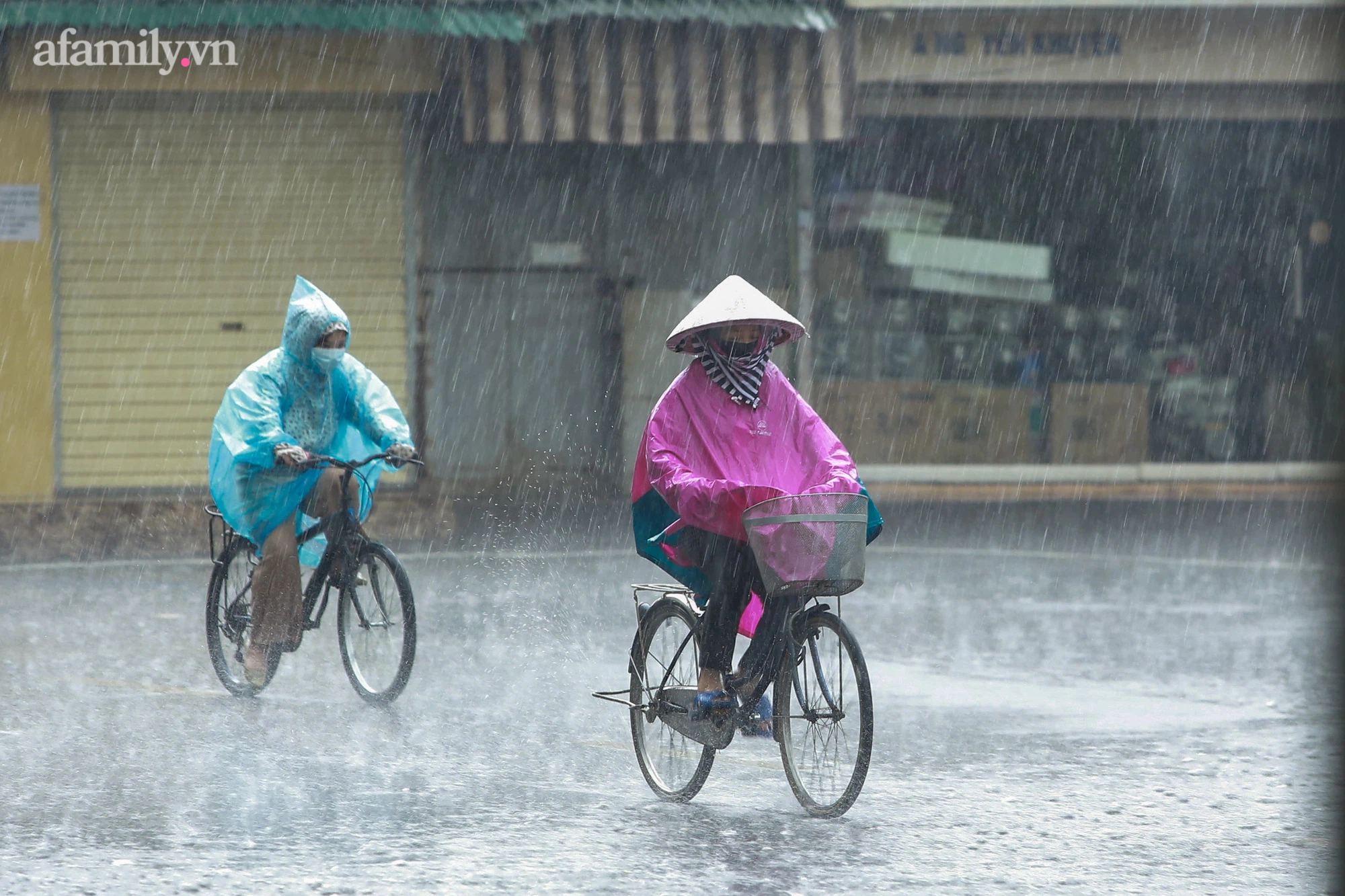 Người Hà Nội vật lộn tìm đường về nhà trong trận mưa lớn kéo dài hàng giờ đồng hồ - Ảnh 1.