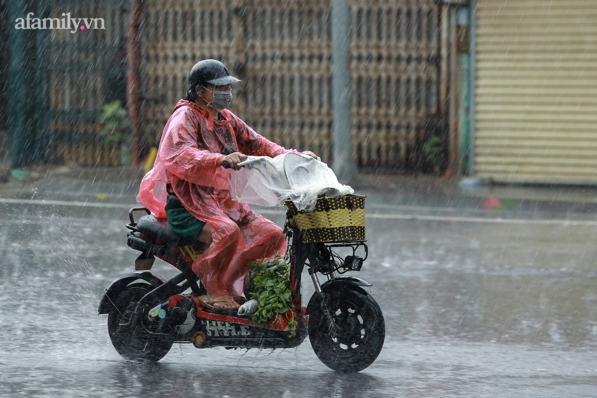 Người Hà Nội vật lộn tìm đường về nhà trong trận mưa lớn kéo dài hàng giờ đồng hồ - Ảnh 3.