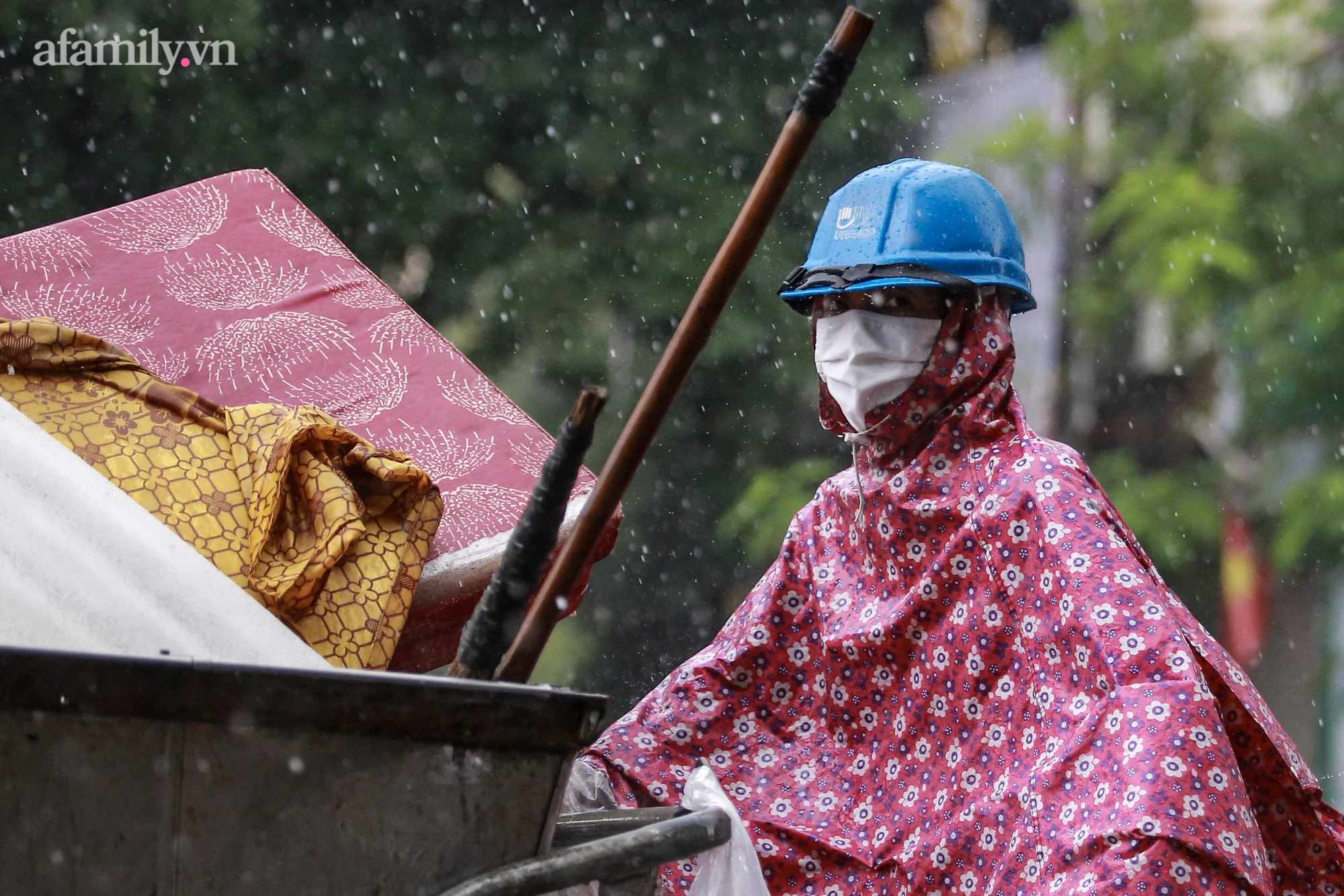 Người Hà Nội vật lộn tìm đường về nhà trong trận mưa lớn kéo dài hàng giờ đồng hồ - Ảnh 5.