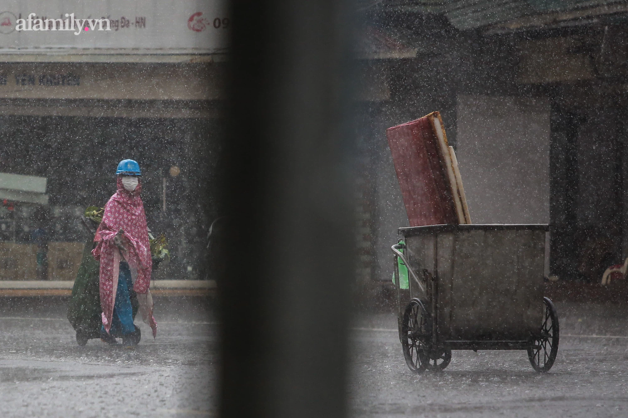 Người Hà Nội vật lộn tìm đường về nhà trong trận mưa lớn kéo dài hàng giờ đồng hồ - Ảnh 8.
