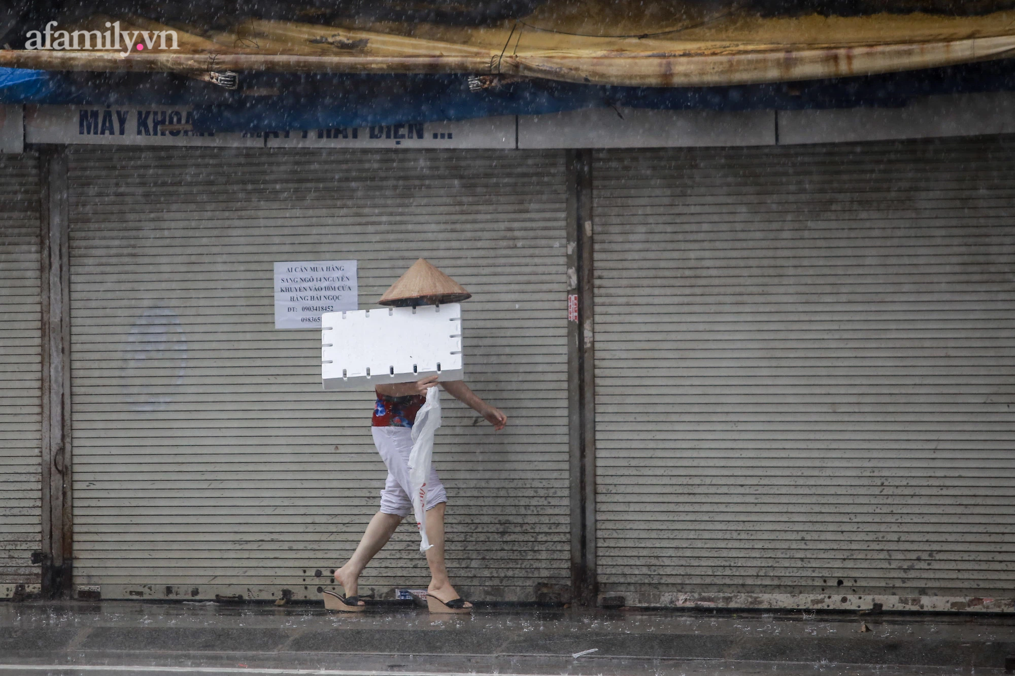 Người Hà Nội vật lộn tìm đường về nhà trong trận mưa lớn kéo dài hàng giờ đồng hồ - Ảnh 10.