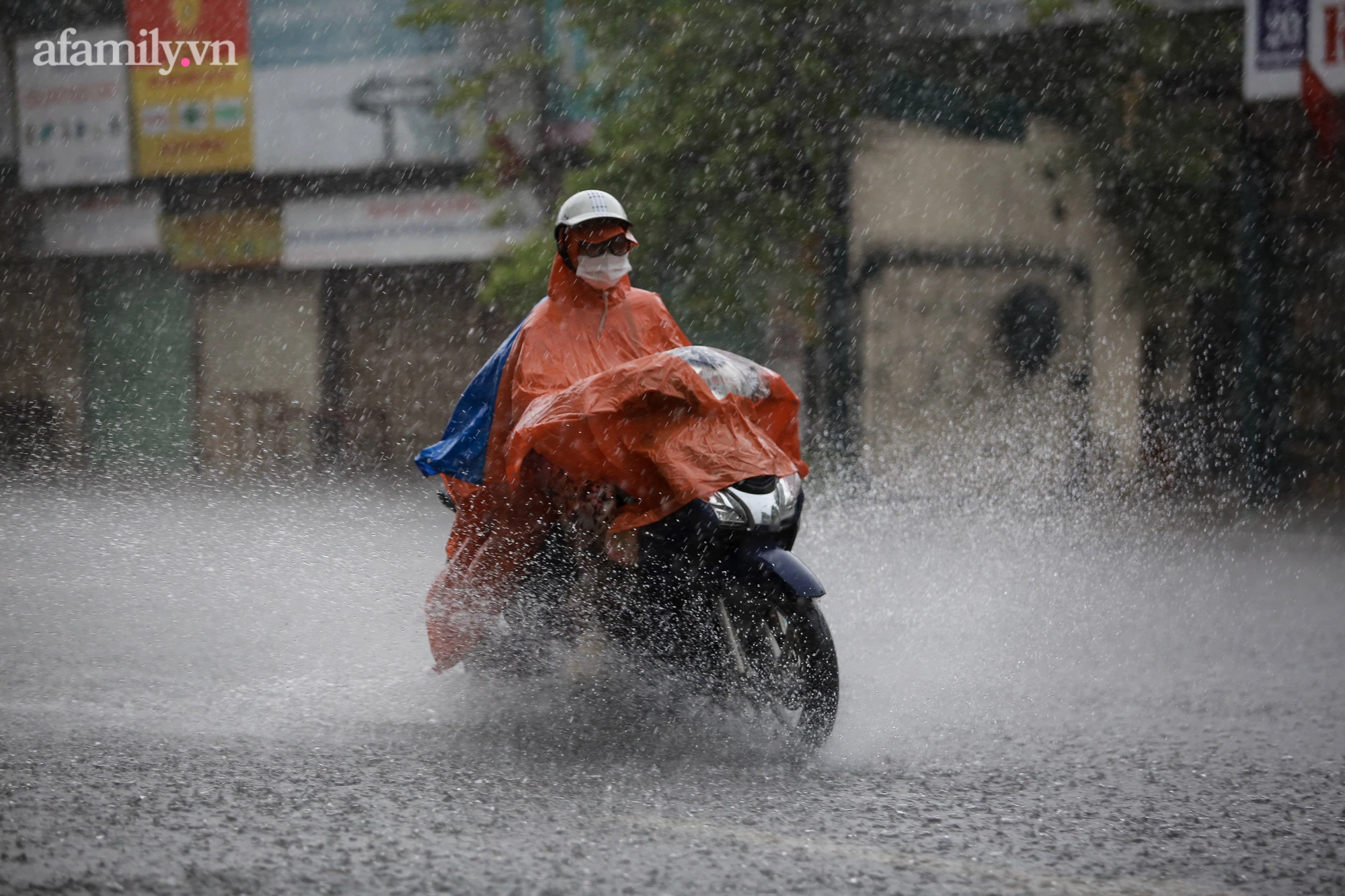 Người Hà Nội vật lộn tìm đường về nhà trong trận mưa lớn kéo dài hàng giờ đồng hồ - Ảnh 12.