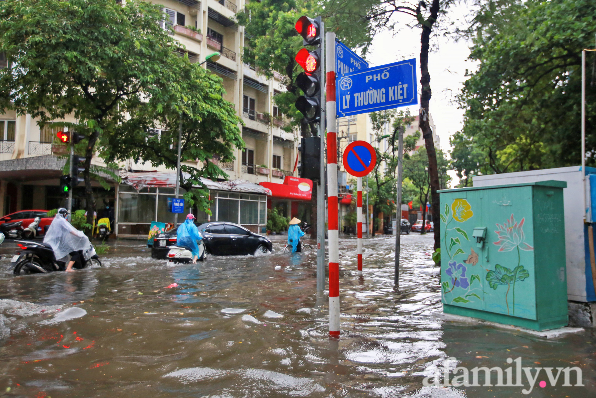 Công nhân môi trường vất vả trong cơn mưa tầm tã ngày giãn cách ở Hà Nội - Ảnh 11.