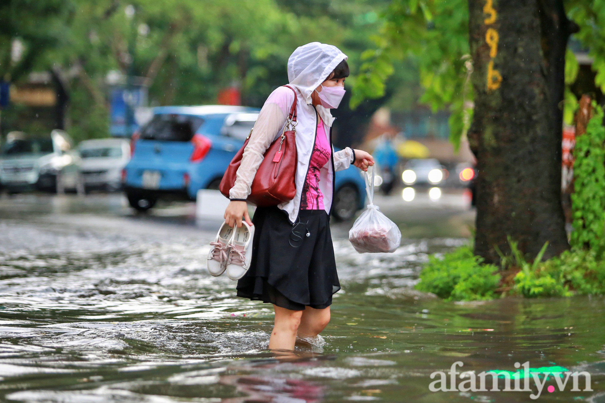 Công nhân môi trường vất vả trong cơn mưa tầm tã ngày giãn cách ở Hà Nội - Ảnh 13.