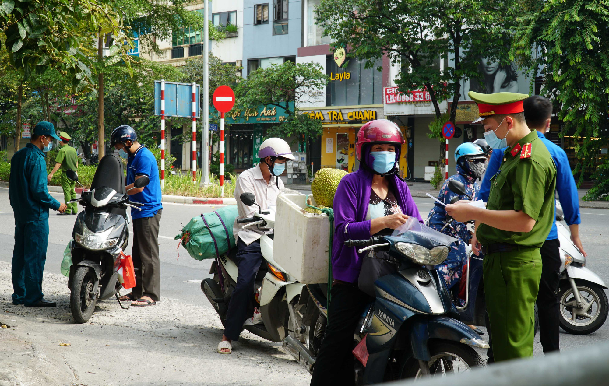 Hai cô gái bị phạt 4 triệu đồng vì lý do ra ngoài mua điện thoại - Ảnh 4.