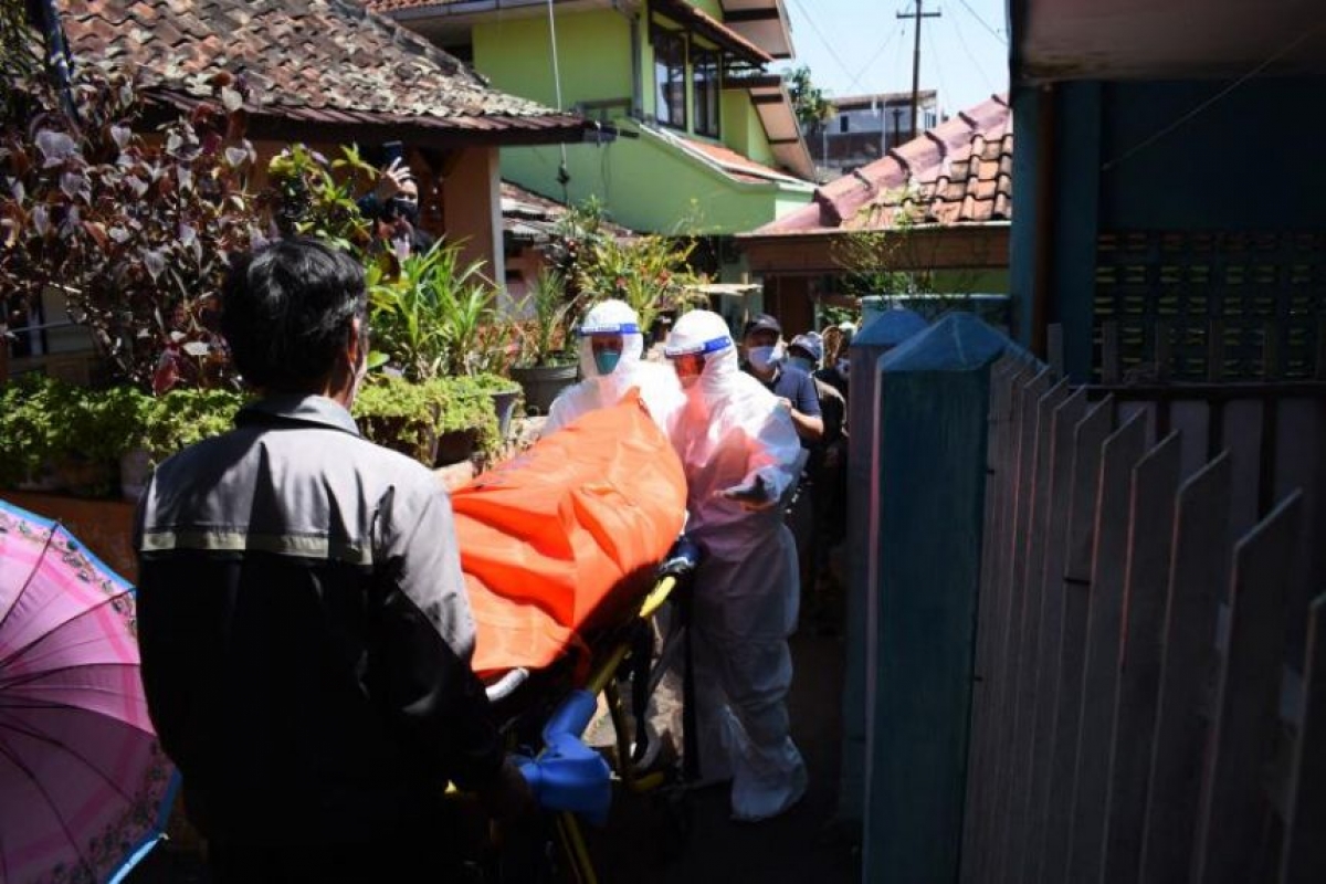 Dịch Covid-19 ở Indonesia: Nhiều bệnh nhân tử vong khi cách ly tại nhà - Ảnh 1.