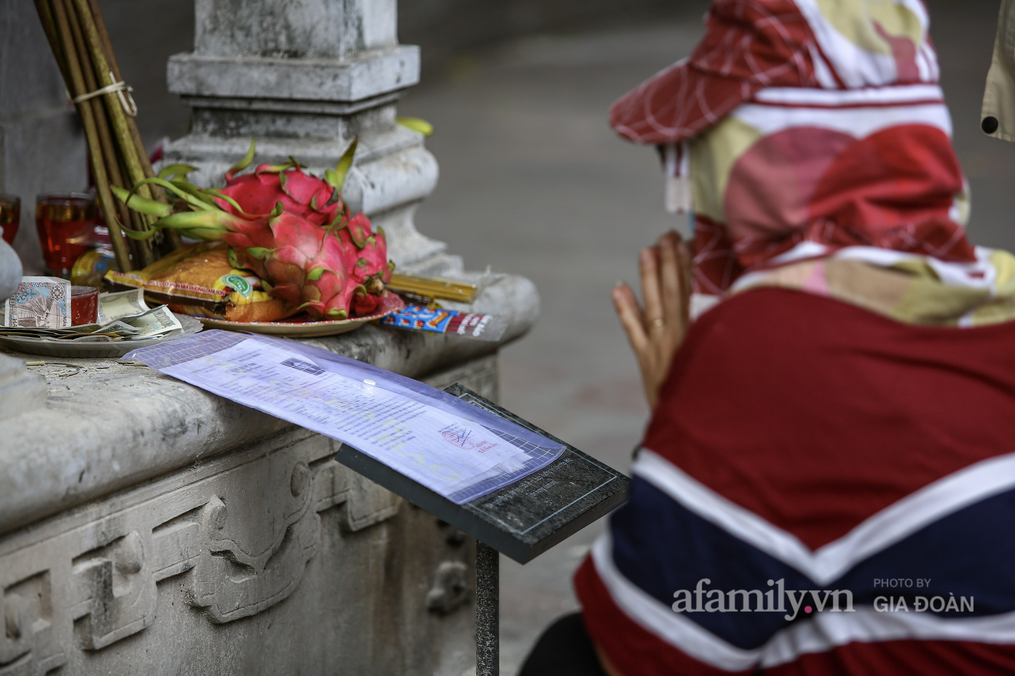 Phụ huynh, thầy cô mang điện thoại, ipad đến Văn Miếu cầu may mắn cho các sĩ tử trước ngày &quot;vượt Vũ Môn&quot; - Ảnh 8.