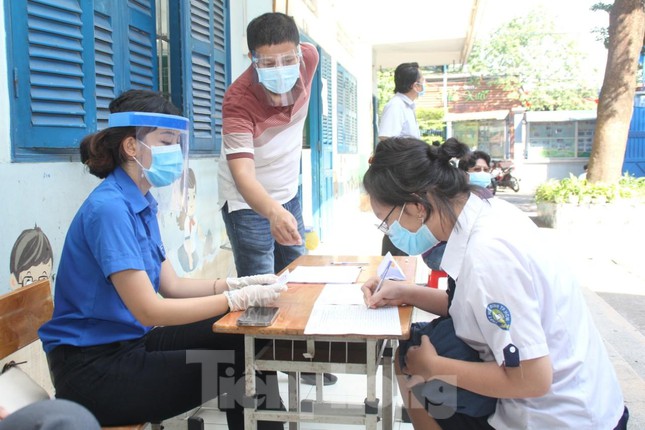 Thi tốt nghiệp THPT: H&ocirc;m nay, TPHCM x&eacute;t nghiệm COVID-19 cho hơn 100 ngh&igrave;n người - Ảnh 9.