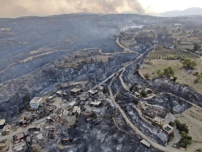 Cháy rừng ở miền Nam Thổ Nhĩ Kỳ khiến 3 người thiệt mạng, hàng chục người phải nhập viện - Ảnh 1.