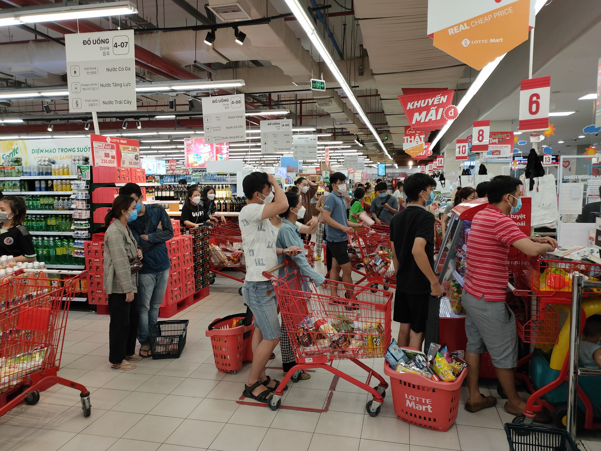 Người dân “rồng rắn” xếp hàng tại siêu thị trước ngày Đà Nẵng thực hiện mạnh hơn Chỉ thị 16 - Ảnh 8.