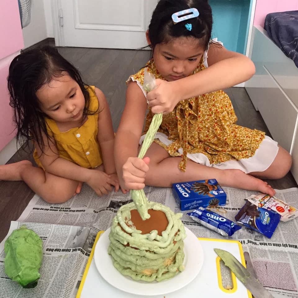 Chị gái tự tay trang trí bánh tặng sinh nhật em mùa dịch