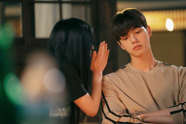 Phim 19  Nevertheless tập 7: Han So Hee và Song Kang lại chơi trò vờn nhau, cố tỏ ra là mình ổn nhưng bên trong ghen lồng lộn - Ảnh 2.
