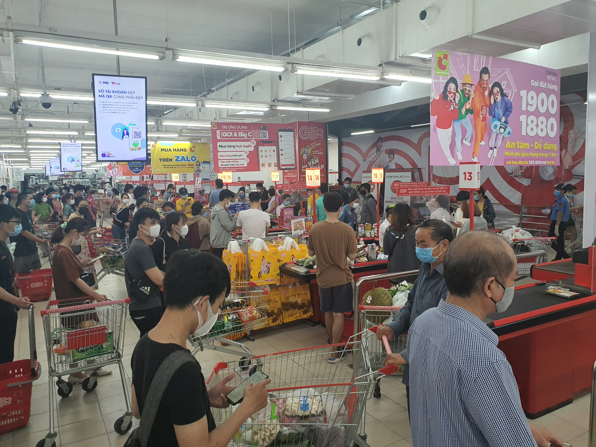 Người dân “rồng rắn” xếp hàng tại siêu thị trước ngày Đà Nẵng thực hiện mạnh hơn Chỉ thị 16 - Ảnh 1.