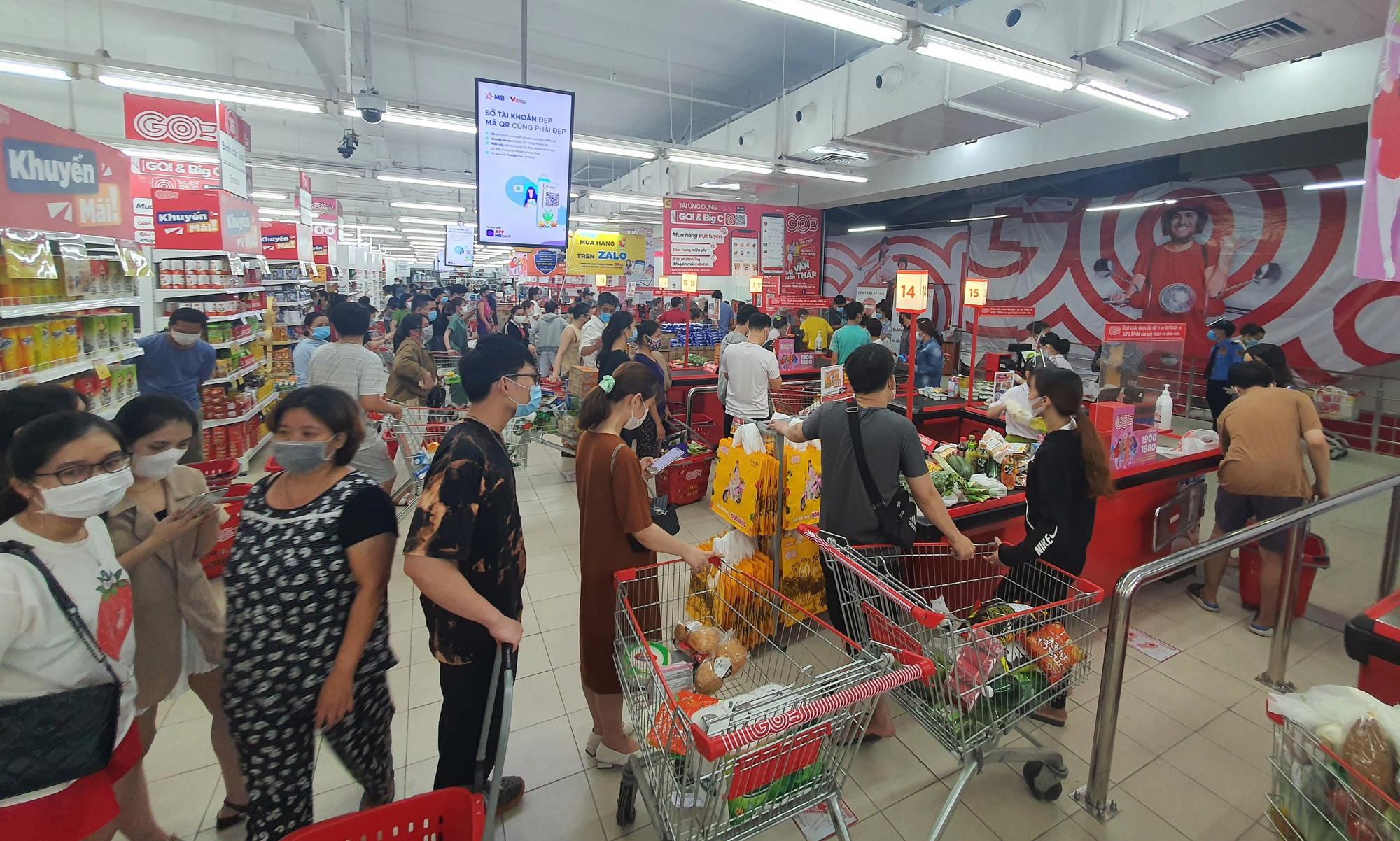 Người dân “rồng rắn” xếp hàng tại siêu thị trước ngày Đà Nẵng thực hiện mạnh hơn Chỉ thị 16 - Ảnh 2.