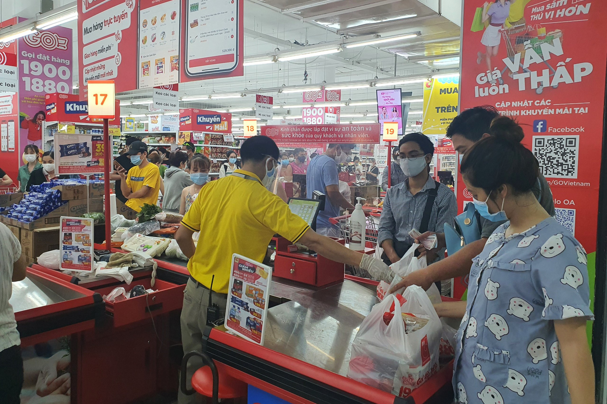 Người dân “rồng rắn” xếp hàng tại siêu thị trước ngày Đà Nẵng thực hiện mạnh hơn Chỉ thị 16 - Ảnh 3.