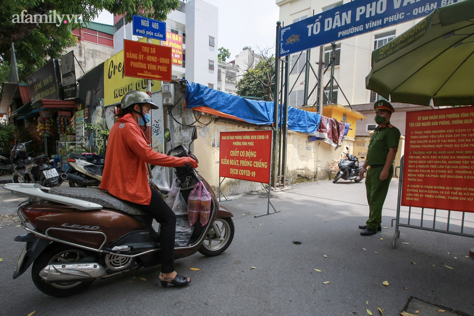 Những suất cơm &quot;yêu thương&quot; đầy ắp tình cảm cho những người nơi tuyến đầu phòng, chống dịch ở Hà Nội - Ảnh 17.