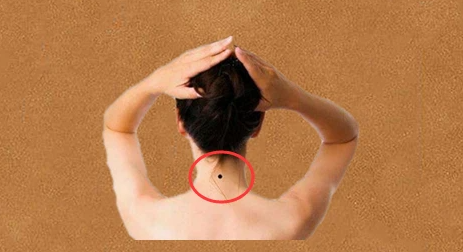 Phụ nữ có nốt ruồi ở 4 vị trí này, cả đời không lo cơm áo gạo tiền, bên ngoài dù sóng gió nhưng họ vẫn được ban phước lành - Ảnh 4.