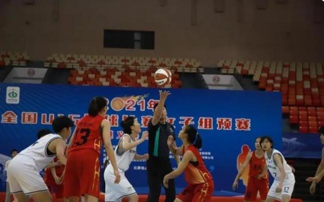 "Diêu Minh phiên bản nữ" sở hữu chiều cao vượt trội 2m26 ở tuổi 14 gây sốt MXH, biết được chiều cao của bố mẹ cô bé ai cũng hiểu lý do - Ảnh 2. "Diêu Minh phiên bản nữ" sở hữu chiều cao vượt trội 2m26 ở tuổi 14 gây sốt MXH, biết được chiều cao của bố mẹ cô bé ai cũng hiểu lý do - Ảnh 2.