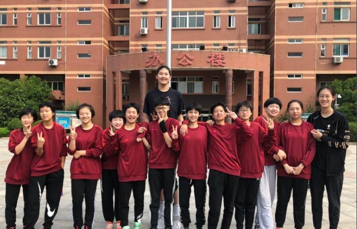 "Diêu Minh phiên bản nữ" sở hữu chiều cao vượt trội 2m26 ở tuổi 14 gây sốt MXH, biết được chiều cao của bố mẹ cô bé ai cũng hiểu lý do - Ảnh 3. "Diêu Minh phiên bản nữ" sở hữu chiều cao vượt trội 2m26 ở tuổi 14 gây sốt MXH, biết được chiều cao của bố mẹ cô bé ai cũng hiểu lý do - Ảnh 3.