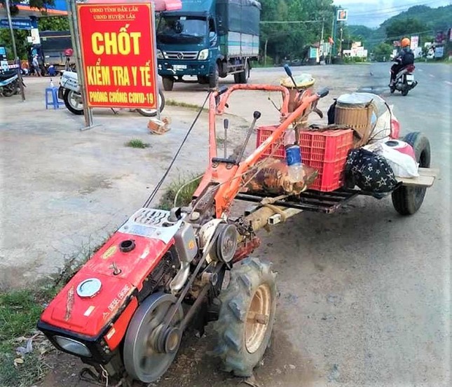 Không được tiếp tế lương thực, cả gia đình rời Lâm Đồng về Phú Yên bằng xe cày - Ảnh 1. Không được tiếp tế lương thực, cả gia đình rời Lâm Đồng về Phú Yên bằng xe cày - Ảnh 1.