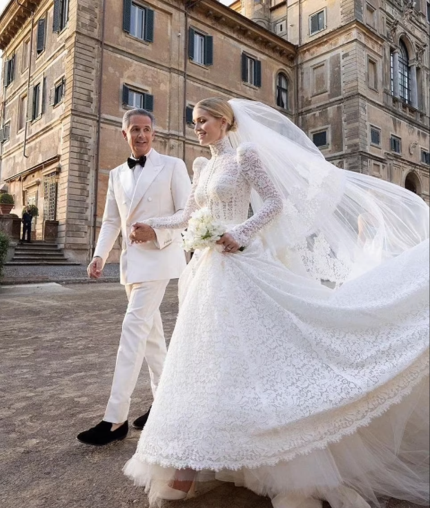 Cháu gái Công nương Diana xuất hiện sau đám cưới: Diện cả cây Dolce & Gabbana sóng đôi bên chồng hơn 32 tuổi - Ảnh 2.