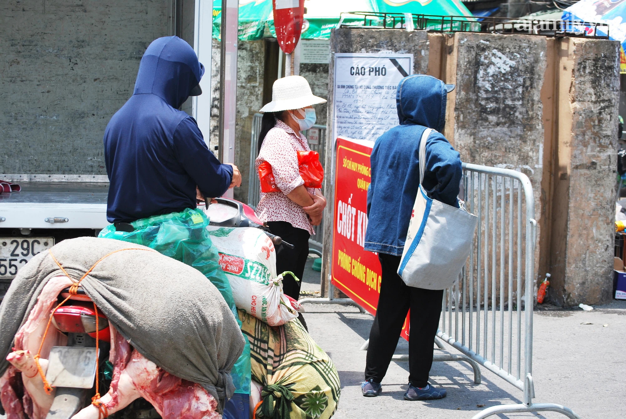 Người dân tiếp nhu yếu phẩm cho các chốt trực tại con phố có nhiều hộ gia đình bị cách ly - Ảnh 4.