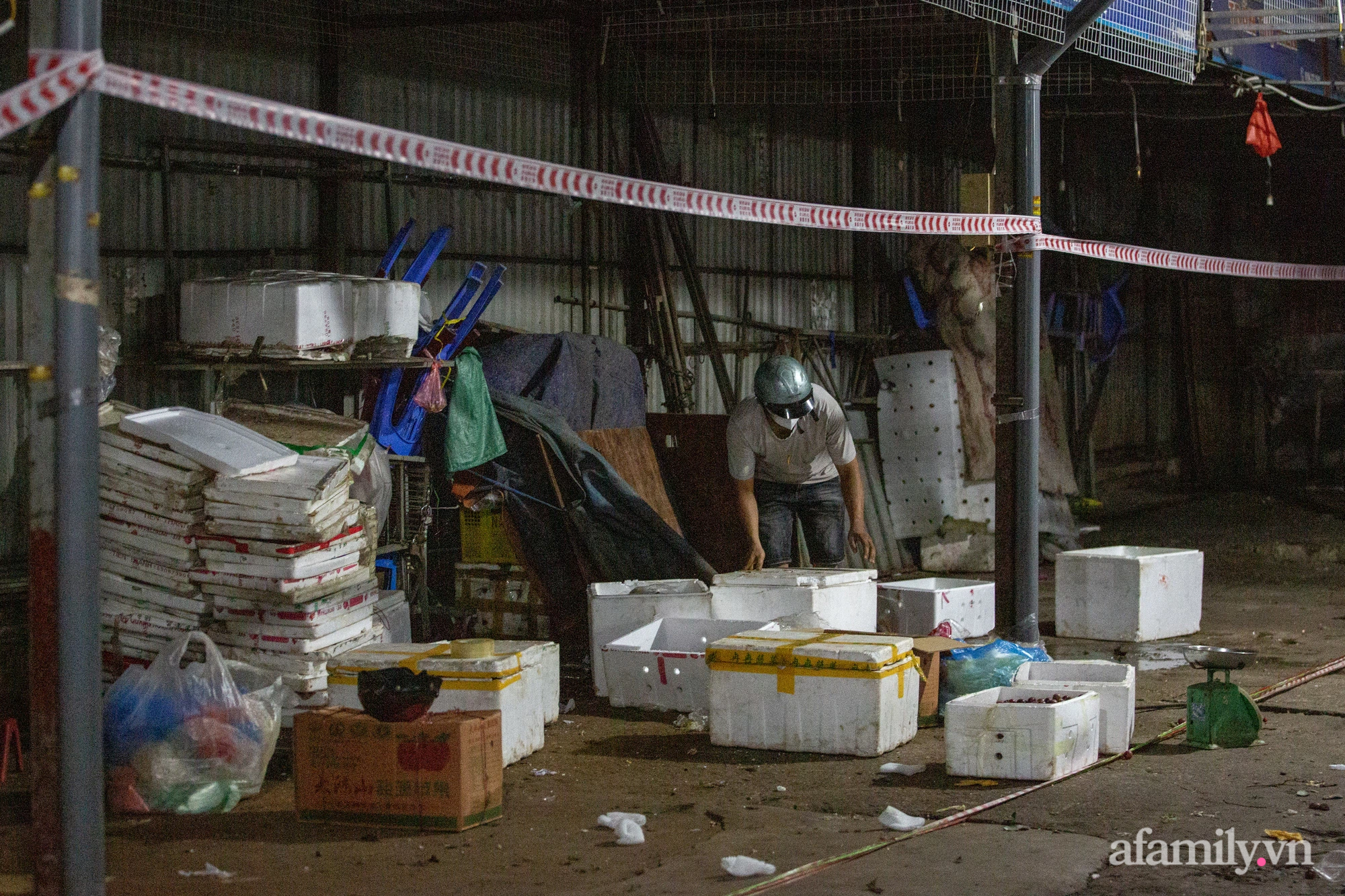 Tiểu thương chợ Phùng Khoang hối hả thu dọn hàng hóa trong đêm sau khi người phụ nữ bán rau tại chợ bất ngờ nhận kết quả dương tính SARS-CoV-2 - Ảnh 3.