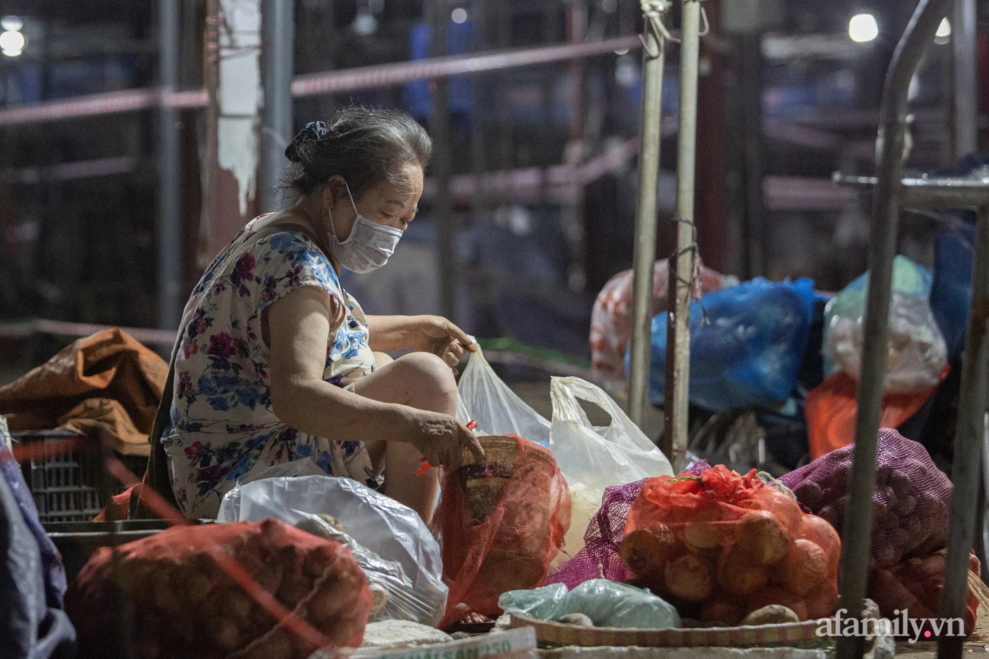 Tiểu thương chợ Phùng Khoang hối hả thu dọn hàng hóa trong đêm sau khi người phụ nữ bán rau tại chợ bất ngờ nhận kết quả dương tính SARS-CoV-2 - Ảnh 5.