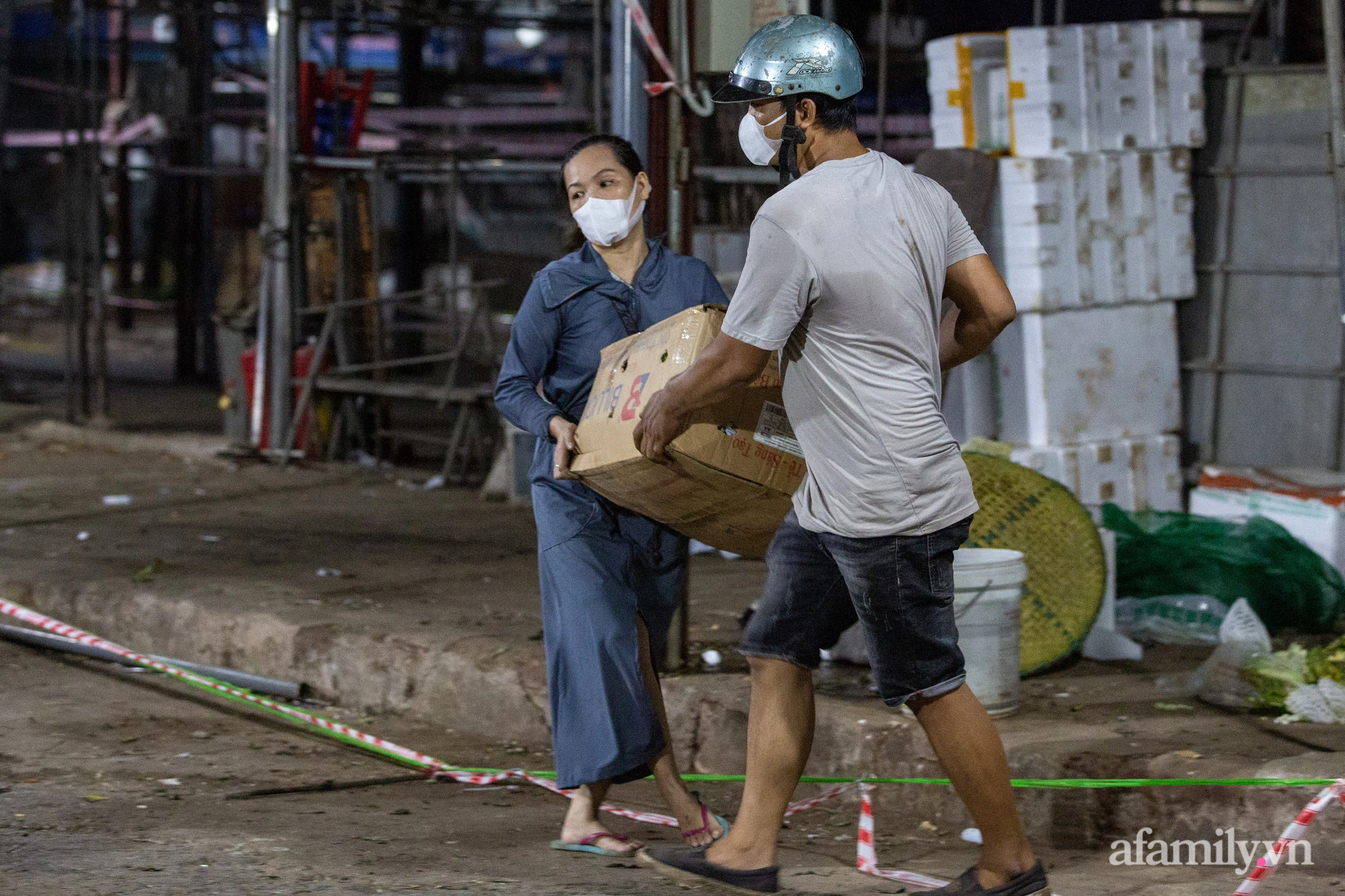 Tiểu thương chợ Phùng Khoang hối hả thu dọn hàng hóa trong đêm sau khi người phụ nữ bán rau tại chợ bất ngờ nhận kết quả dương tính SARS-CoV-2 - Ảnh 6.