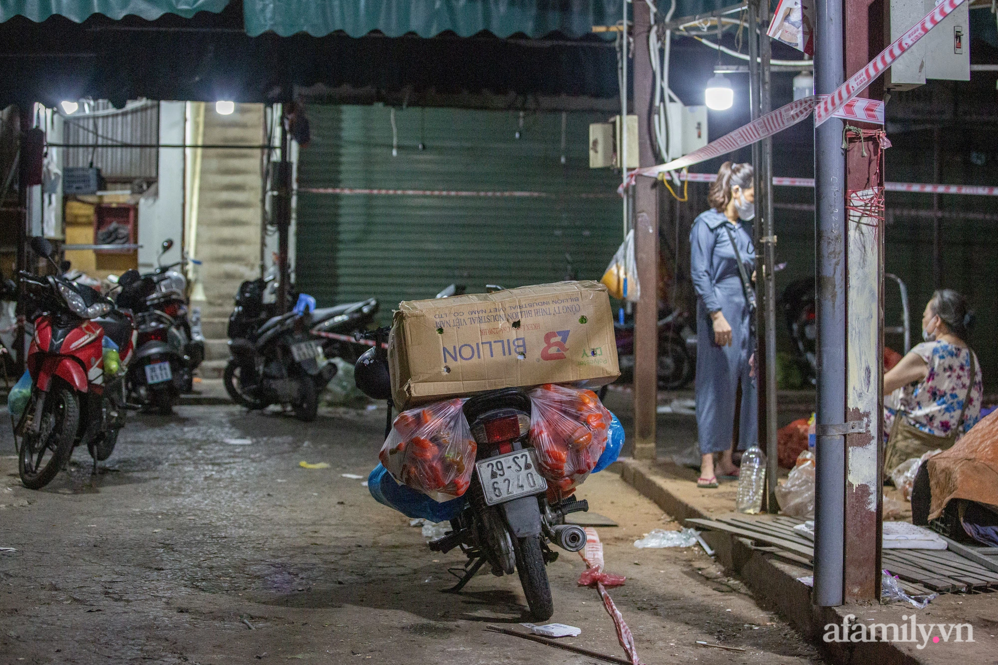 Tiểu thương chợ Phùng Khoang hối hả thu dọn hàng hóa trong đêm sau khi người phụ nữ bán rau tại chợ bất ngờ nhận kết quả dương tính SARS-CoV-2 - Ảnh 7.