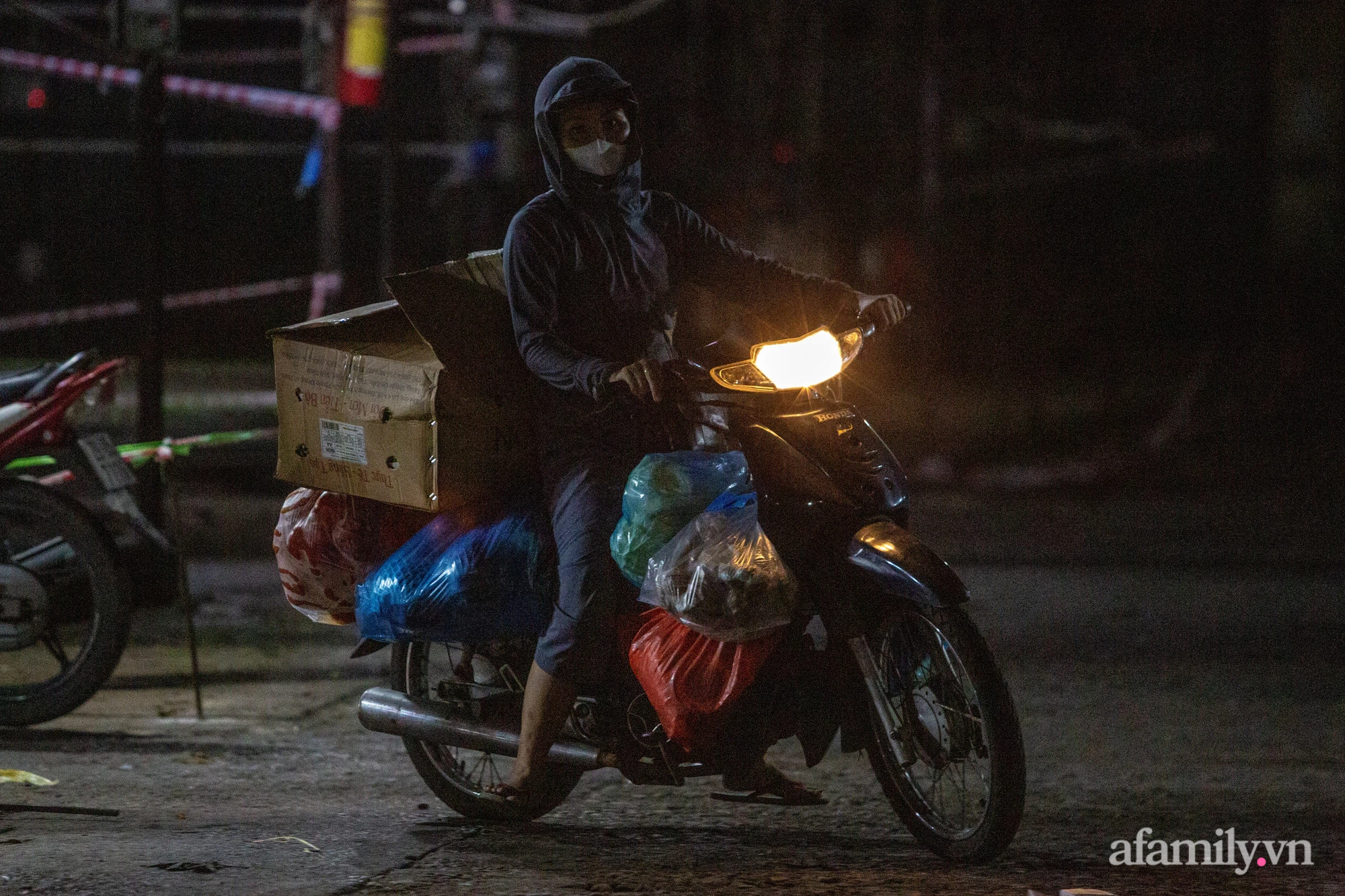 Tiểu thương chợ Phùng Khoang hối hả thu dọn hàng hóa trong đêm sau khi người phụ nữ bán rau tại chợ bất ngờ nhận kết quả dương tính SARS-CoV-2 - Ảnh 8.