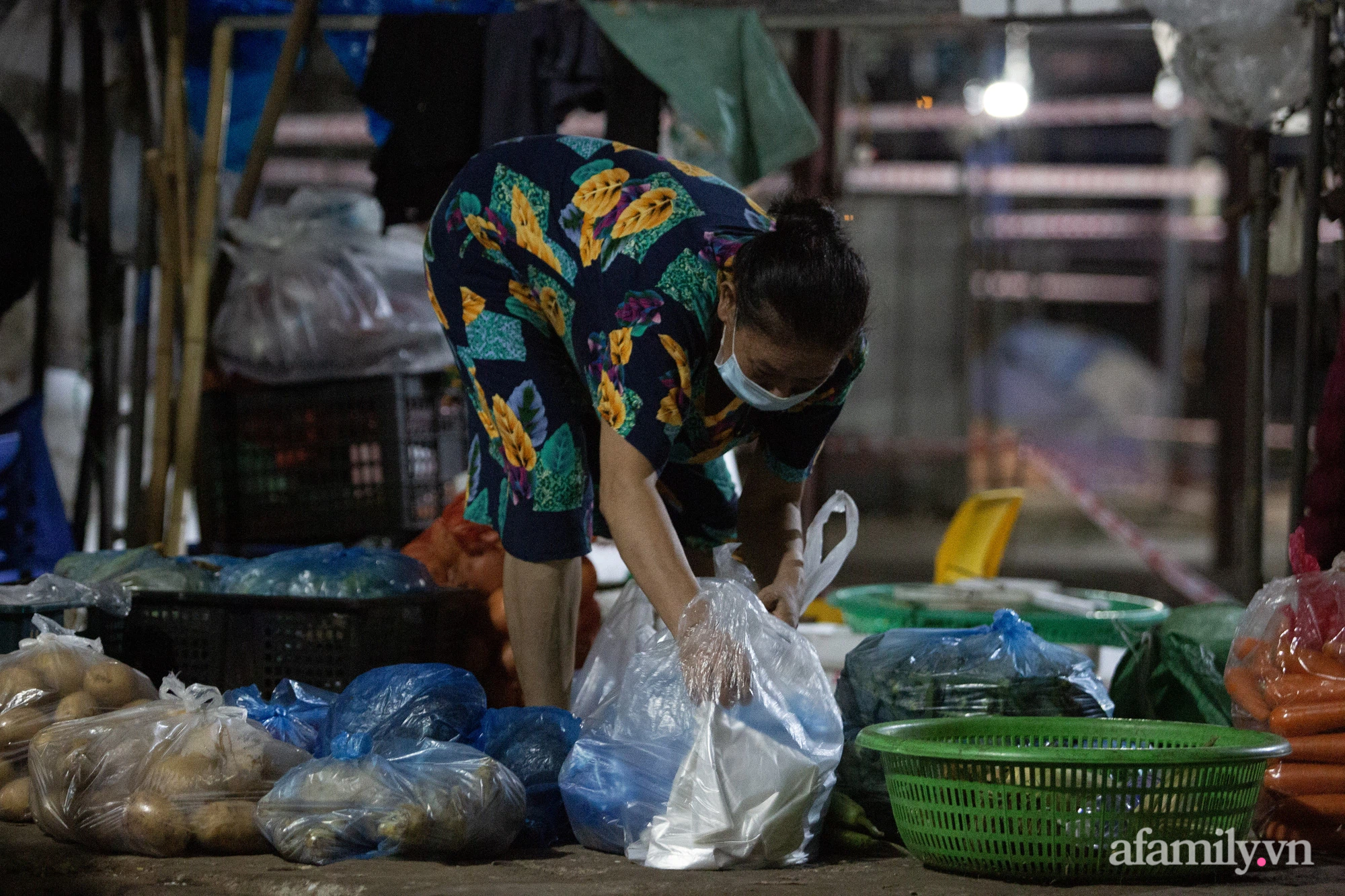 Tiểu thương chợ Phùng Khoang hối hả thu dọn hàng hóa trong đêm sau khi người phụ nữ bán rau tại chợ bất ngờ nhận kết quả dương tính SARS-CoV-2 - Ảnh 18.