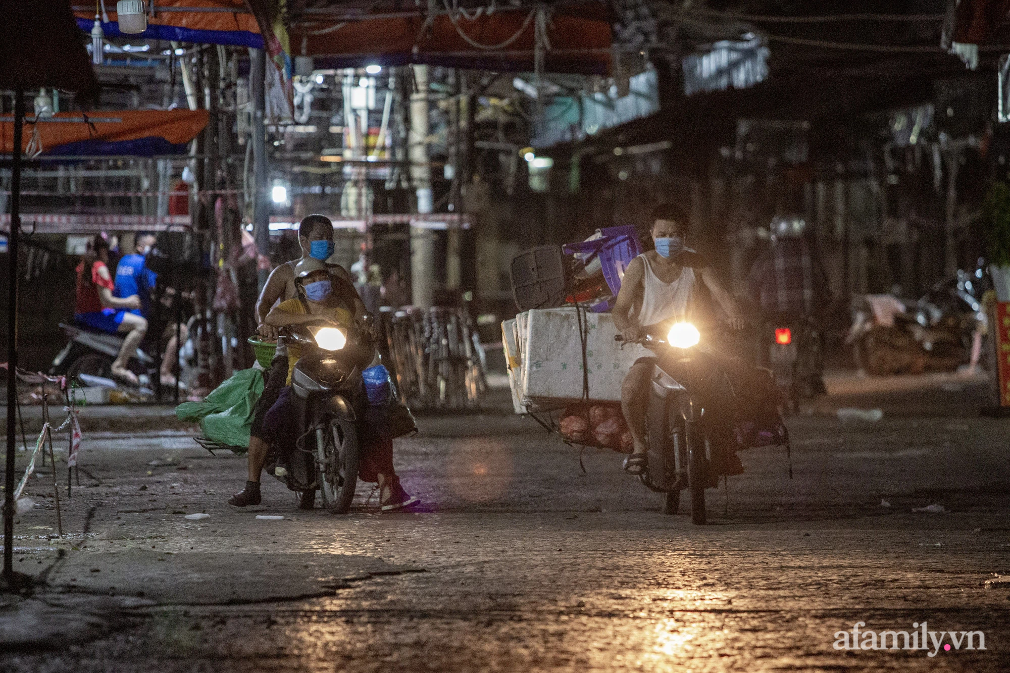 Tiểu thương chợ Phùng Khoang hối hả thu dọn hàng hóa trong đêm sau khi người phụ nữ bán rau tại chợ bất ngờ nhận kết quả dương tính SARS-CoV-2 - Ảnh 14.