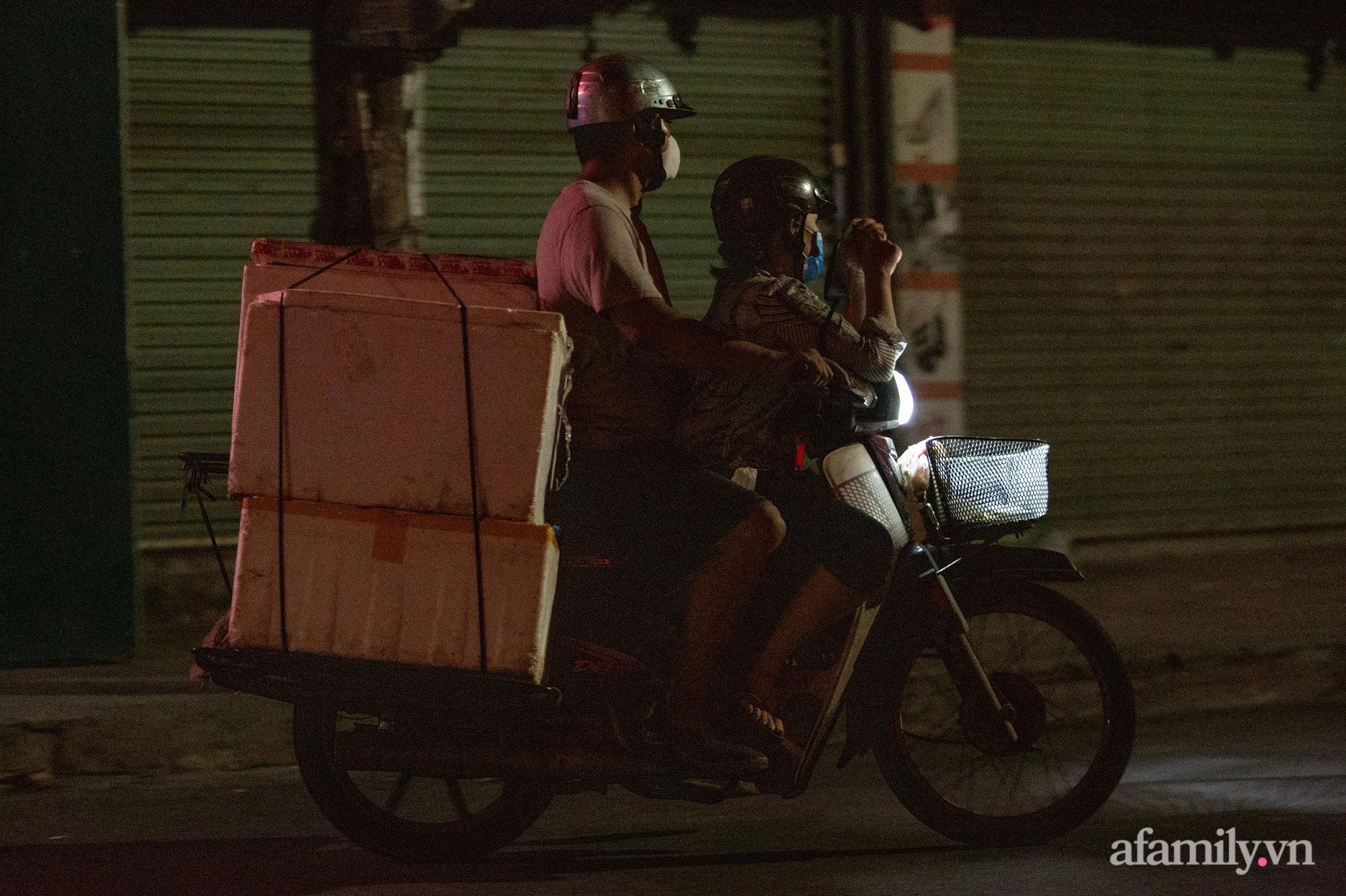 Tiểu thương chợ Phùng Khoang hối hả thu dọn hàng hóa trong đêm sau khi người phụ nữ bán rau tại chợ bất ngờ nhận kết quả dương tính SARS-CoV-2 - Ảnh 16.