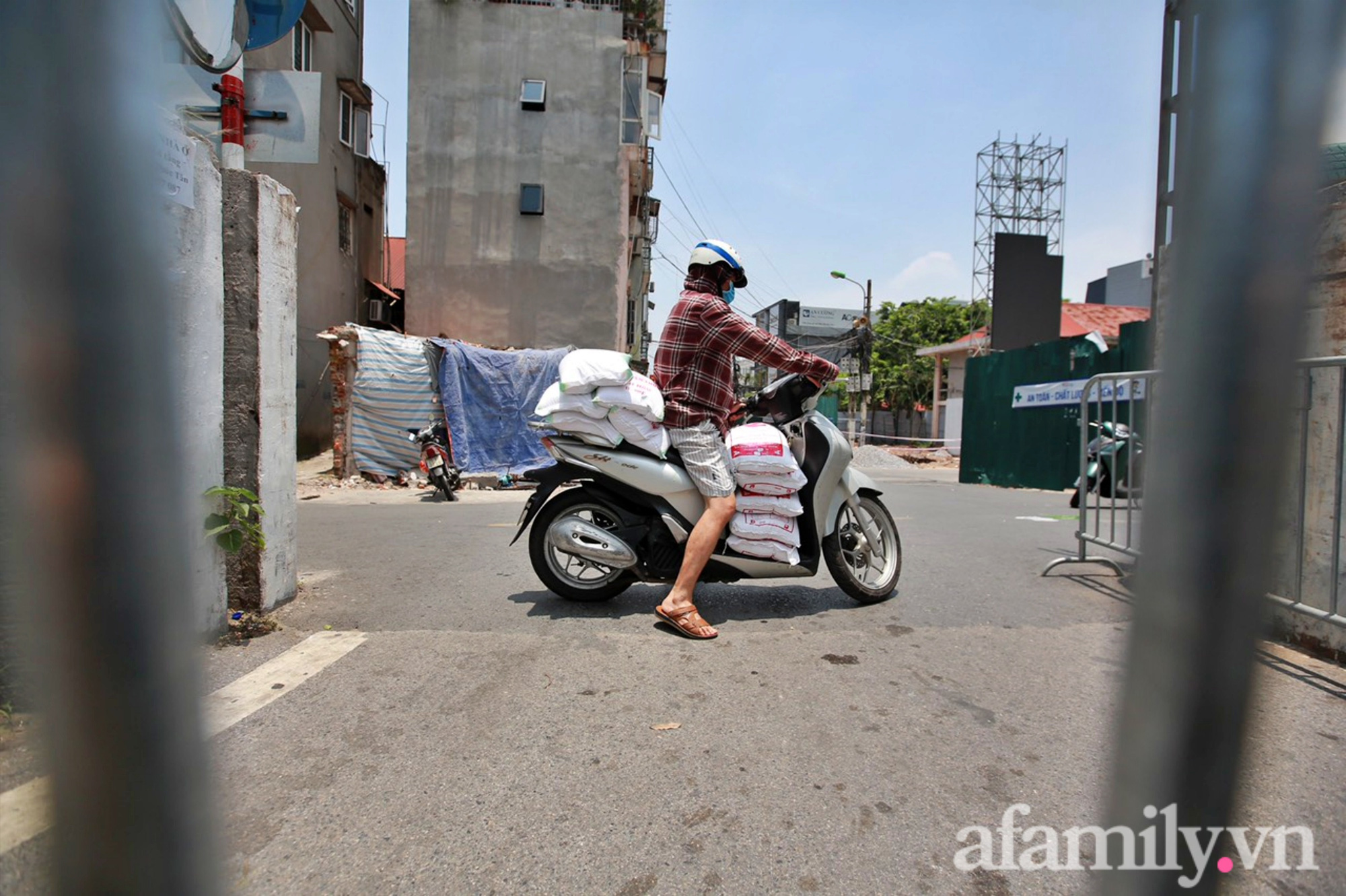 Cách ly y tế toàn bộ địa bàn phường Chương Dương sau ca nhiễm là cán bộ chốt kiểm soát - Ảnh 7.