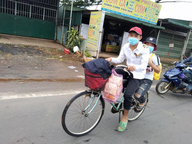 Thương 2 bạn trẻ đi bộ hơn 500km về quê, người dân góp tiền mua tặng xe máy - Ảnh 1.