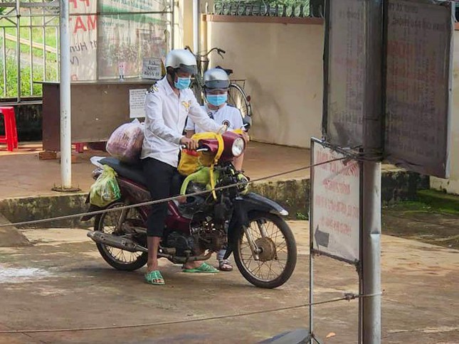 Thương 2 bạn trẻ đi bộ hơn 500km về quê, người dân góp tiền mua tặng xe máy - Ảnh 2.