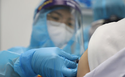 TOÀN CẢNH COVID-19 ngày 1/8: Hơn 100.000 liều vắc xin được tiêm trong 1 ngày tại TP.HCM, Hà Nội siết chặt đi lại  - Ảnh 2.