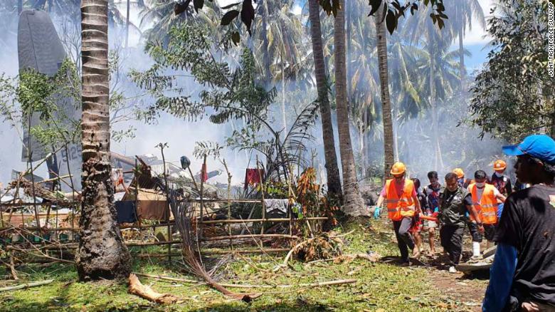 N&Oacute;NG: M&aacute;y bay chở 96 người rơi nổ tung ở Philippines khiến &iacute;t nhất 45 người thiệt mạng - Ảnh 3.