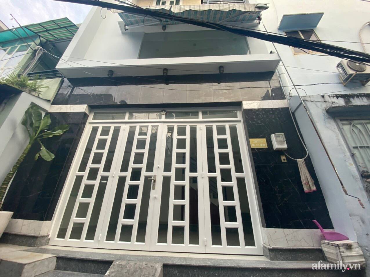 Nhà phố 26m² rộng thoáng và tiện nghi nhờ loại bỏ vách ngăn, thêm nội thất ấn tượng sau cải tạo ở Sài Gòn - Ảnh 1.