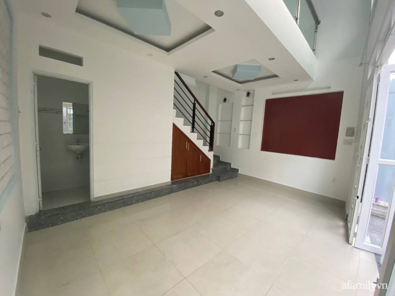 Nhà phố 26m² rộng thoáng và tiện nghi nhờ loại bỏ vách ngăn, thêm nội thất ấn tượng sau cải tạo ở Sài Gòn - Ảnh 2.