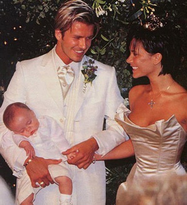 Hôn nhân 22 năm của David Beckham qua bài đăng 283 nghìn like: Chiếc nhẫn cầu hôn gần 2 tỷ và hàng loạt lời tố ngoại tình! - Ảnh 3.