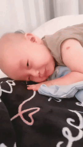 Nét ngái ngủ không giống ai của Leon nhà Hồ Ngọc Hà - Ảnh 1.