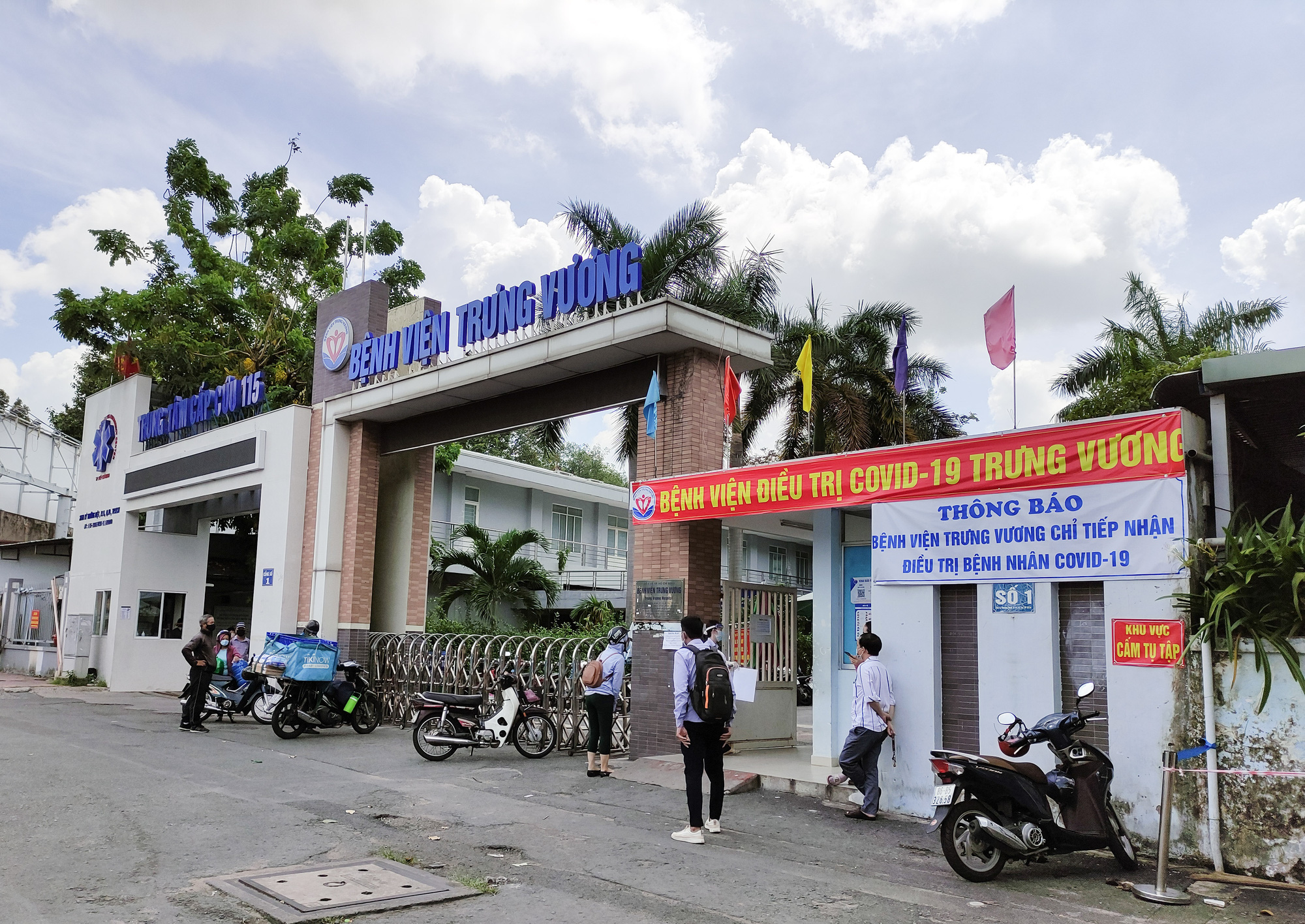 TP HCM: Th&ecirc;m 12 bệnh nh&acirc;n Covid-19 được xuất viện - Ảnh 1.