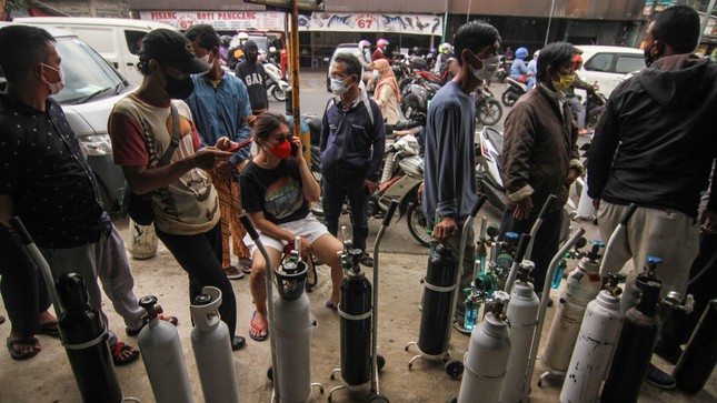 Indonesia hứng 'sóng thần' COVID-19, 63 người tử vong vì bệnh viện cạn kiệt oxy - Ảnh 3.
